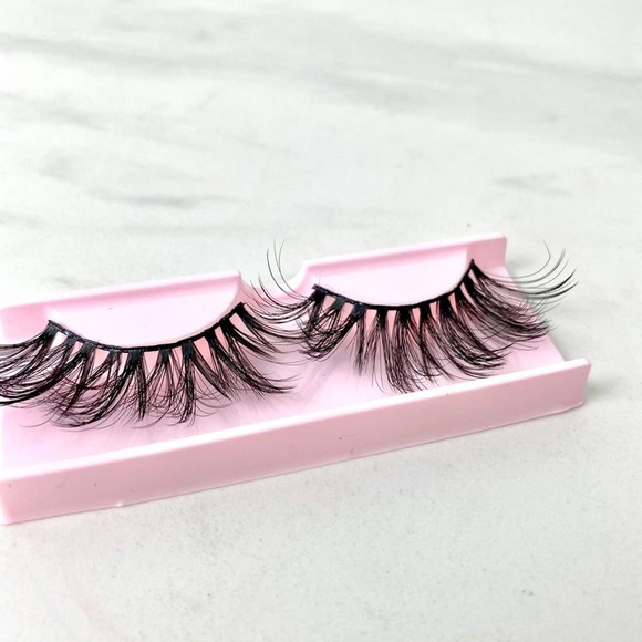 Darlin' Please Glamorous Instagram Worthy Lashes - Picture 1 of 8